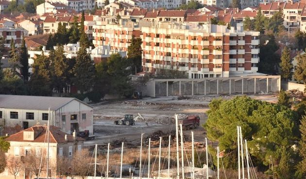 16.03.2016., Zadar – Ovih dana zapocelo je uklanjanje gradjevina unutar tvornickog kruga bivse tvornice alkoholnih pica Maraska d.d. Radi se o pocetku radova za uredjenje buduceg hotela i stambenog naselja, predvidenog DPU-om Maraska park, kojim ce turska