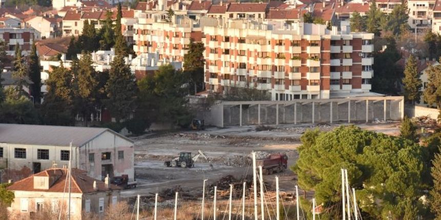 16.03.2016., Zadar – Ovih dana zapocelo je uklanjanje gradjevina unutar tvornickog kruga bivse tvornice alkoholnih pica Maraska d.d. Radi se o pocetku radova za uredjenje buduceg hotela i stambenog naselja, predvidenog DPU-om Maraska park, kojim ce turska