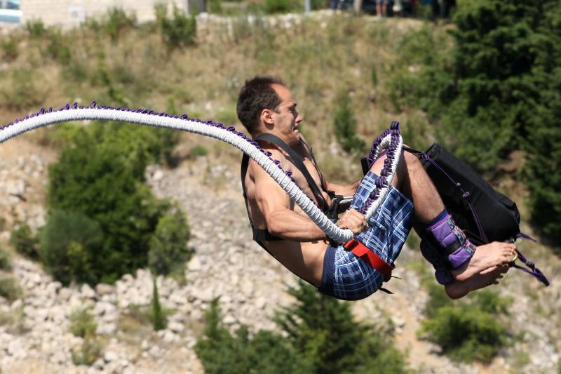 28.6.2014., Maslenica – Gimnasticar Marijo Moznik otvorio je sezonu bungee skokova s Maslenickog mosta. On je izveo dvostruki salto s uronom u more. Photo: Dino Stanin/PIXSELL