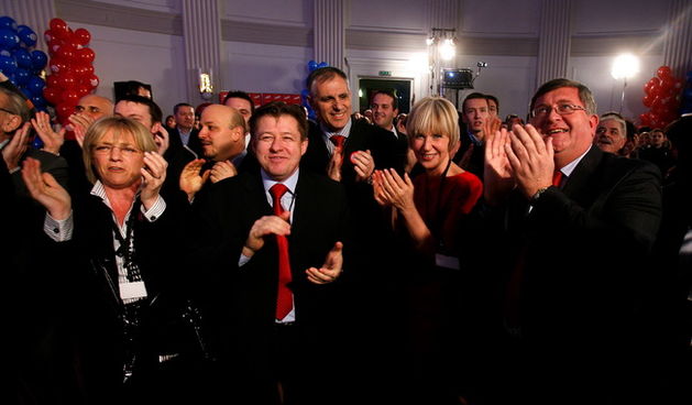 Zagreb, 100110.
Hrvatsko novinarsko drustvo.
Drugi krug petih predsjednickih izbora Republike Hrvatske.
Izborni stozer predsjednickog kandidata Ive Josipovica.
Pracenje izbornih rezultata drugog kruga predsjednickih izbora.
Na fotografiji: slavlje u SDPov