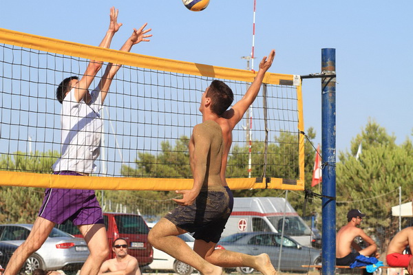 Na plaži Punta u Bibinjama održan 6. Memorijalni turnir u odbojci na pijesku za Tomislav Sikirića – Siku. Foto: Leo Banić Na plaži Punta u Bibinjama održan 6. Memorijalni turnir u odbojci na pijesku za Tomislav Sikirića – Siku. Foto: Leo Banić