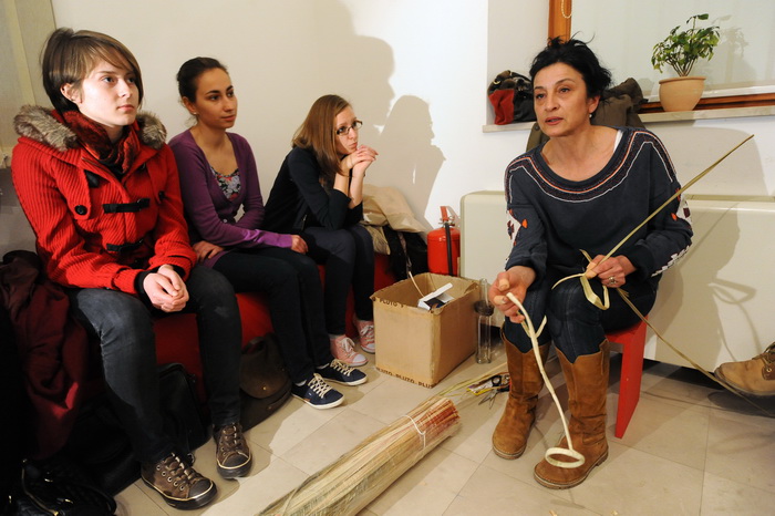 Zadar, 110313
Vjestina pletenja boca cuvenog zadarskog likera “Maraschino” ide u svijet: tri dana pletenje boca ce u Narodnom muzeju uciti studenti koji su u Zadar dosli iz Spanjolske, Poljske, Ceske, Latvije, Slovenije i Njemacke. Danas je bio prvi dan t