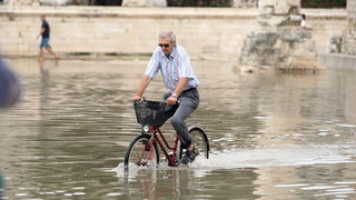 Zadar, 010912.
Nakon visemjesecne suse u Zadru se u subotu ujutro dogodio potop. Kisa je uz povremenu jaku grmljavinu pocela padati pred zoru, oko pet sati i jos nije prestala padati. Ogromne kolicine kise prekrile su prometnice na godinama poznatim kriti