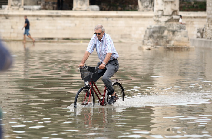 Zadar, 010912.
Nakon visemjesecne suse u Zadru se u subotu ujutro dogodio potop. Kisa je uz povremenu jaku grmljavinu pocela padati pred zoru, oko pet sati i jos nije prestala padati. Ogromne kolicine kise prekrile su prometnice na godinama poznatim kriti