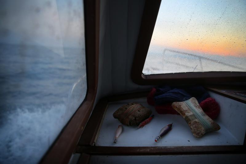 22.12.2013., Zadar – Neobicno toplo vrijeme za prve dane zime dodatni je poticaj za otisnuti se na more i uloviti koju lignju za Badnju vecer. Iako zbog oseke gotovo da nisu mogli isploviti, dva Privlacanca na nedjeljno poslijepodne udaljila su se od ob