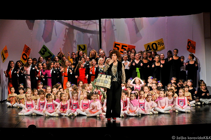 Plesna udruga Gesta: Božićni šoping u SuperOvoj, Foto: Željko Karavida Plesna udruga Gesta: Božićni šoping u SuperOvoj, Foto: Željko Karavida