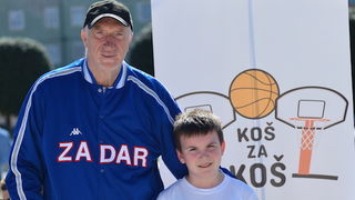 Dida Ćiro i unuk Roko Perinčić. Košarkaške legende zaigrale sa Zadranima na Forumu Dida Ćiro i unuk Roko Perinčić. Košarkaške legende zaigrale sa Zadranima na Forumu