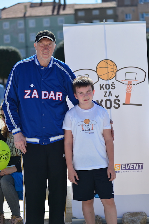 Dida Ćiro i unuk Roko Perinčić. Košarkaške legende zaigrale sa Zadranima na Forumu Dida Ćiro i unuk Roko Perinčić. Košarkaške legende zaigrale sa Zadranima na Forumu