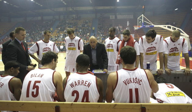 Zagreb, 071011.
Dvorana II Doma Sportova.
Kosarkaska utakmica ABA lige 1. kolo 2011 / 2012, Cedevita – Buducnost.
Na slici: Trener KK Cedevita Drazen Anzulovic i igraci na Time Out-u.
Foto: Nenad Dugi / CROPIX