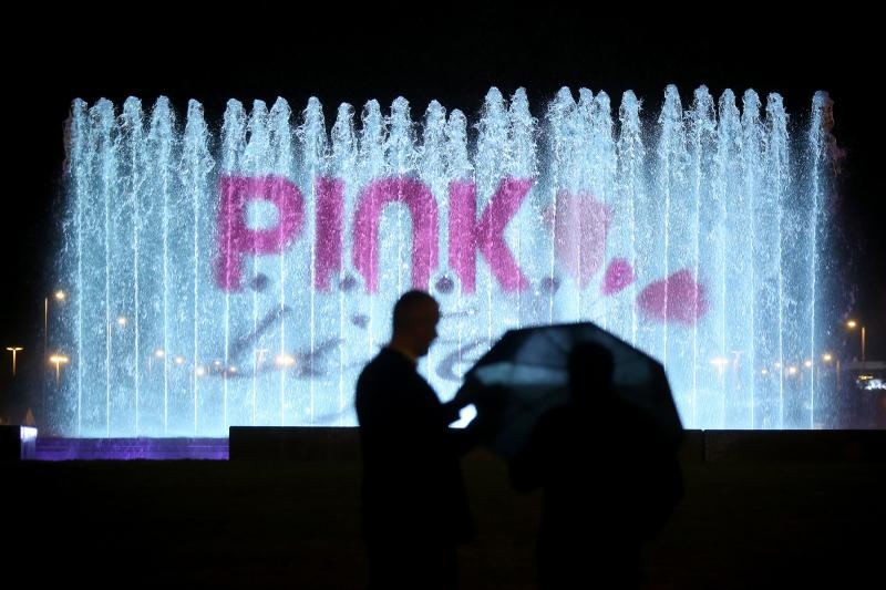 Zagreb: Fontane osvjetljene ružicastom bojom kao podrška oboljelima od rak. Photo: Igor Kralj/PIXSELL Zagreb: Fontane osvjetljene ružicastom bojom kao podrška oboljelima od rak. Photo: Igor Kralj/PIXSELL