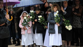 Zadar, 300313.
Sprovod djevojcice Nore Situm koja je prosli tjedan preminula u bolnici u Philadelphiji nakon duge i teske bolesti, odrzao se danas na gradskom groblju u Zadru. Na sprovodu je bilo nekoliko stotina ljudi, obitelji i prijatelja.
Foto: Luka G Zadar, 300313.
Sprovod djevojcice Nore Situm koja je prosli tjedan preminula u bolnici u Philadelphiji nakon duge i teske bolesti, odrzao se danas na gradskom groblju u Zadru. Na sprovodu je bilo nekoliko stotina ljudi, obitelji i prijatelja.
Foto: Luka G