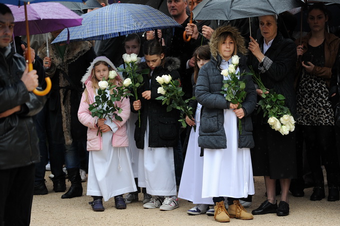 Zadar, 300313.
Sprovod djevojcice Nore Situm koja je prosli tjedan preminula u bolnici u Philadelphiji nakon duge i teske bolesti, odrzao se danas na gradskom groblju u Zadru. Na sprovodu je bilo nekoliko stotina ljudi, obitelji i prijatelja.
Foto: Luka G Zadar, 300313.
Sprovod djevojcice Nore Situm koja je prosli tjedan preminula u bolnici u Philadelphiji nakon duge i teske bolesti, odrzao se danas na gradskom groblju u Zadru. Na sprovodu je bilo nekoliko stotina ljudi, obitelji i prijatelja.
Foto: Luka G