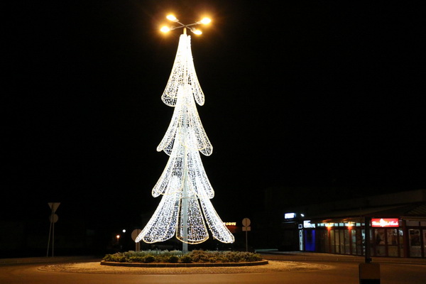Paljenjem prve adventske svijeće i prigodnim zabavnim programom započela manifestacija Advent na otoku Viru