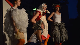 Ružno pače u izvedbi Dragon Teatra Ružno pače u izvedbi Dragon Teatra