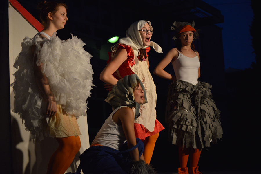 Ružno pače u izvedbi Dragon Teatra Ružno pače u izvedbi Dragon Teatra