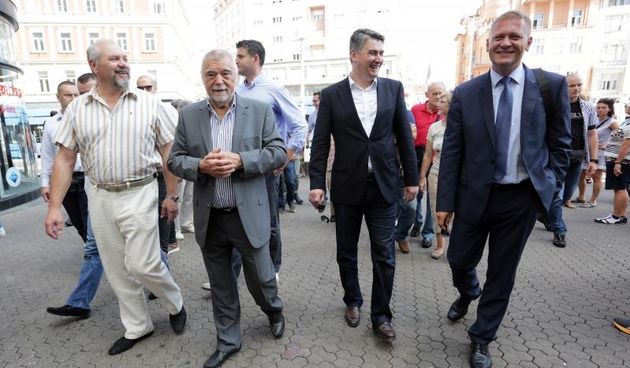 Predsjednik SDP-a Zoran Milanovic u pratnji kandidata s liste 1. izborne jedinice te celnicima Narodne koalicije krenuo s Glavnog kolodvora preko Trga bana Jelacica na druzenje s gradjanima na Cvjetnom trgu. Zoran Milanovic, Kreso Beljak. Photo: Luka Sta