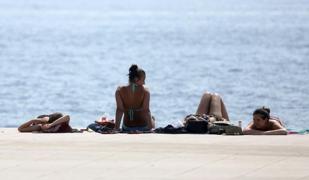 Opis  20.07.2014., Zadar – Osvjezenje od vrucine turisti su pronasli na zadarskoj rivi tik do Morskih orgulja. Photo: Filip Brala/PIXSELL Autor  Filip Brala/PIXSELL Ključne riječi  osvjezenje, vrucine, more, gradjani, turisti, ljeto, kupanje
