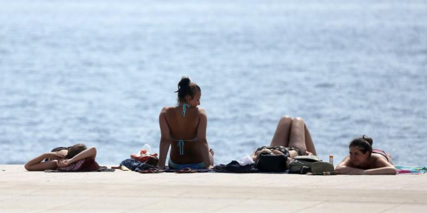 Opis  20.07.2014., Zadar – Osvjezenje od vrucine turisti su pronasli na zadarskoj rivi tik do Morskih orgulja. Photo: Filip Brala/PIXSELL Autor  Filip Brala/PIXSELL Ključne riječi  osvjezenje, vrucine, more, gradjani, turisti, ljeto, kupanje