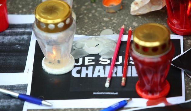 Gradjani i danas pale svijece i ostavljaju cvijece ispred francuskog veleposlanstva na Zrinjevcu za zrtve napada muslimanskih terorista na redakciju francuskog satirickog lista Charlie Hebdo. Photo: Sanjin Strukic/PIXSELL