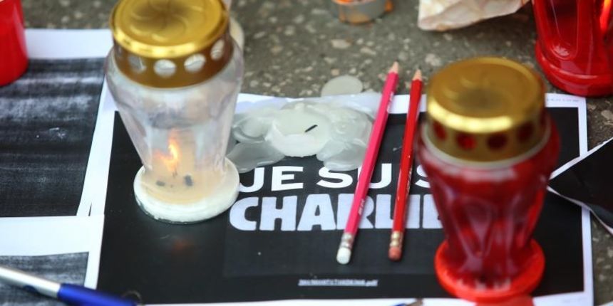 Gradjani i danas pale svijece i ostavljaju cvijece ispred francuskog veleposlanstva na Zrinjevcu za zrtve napada muslimanskih terorista na redakciju francuskog satirickog lista Charlie Hebdo. Photo: Sanjin Strukic/PIXSELL