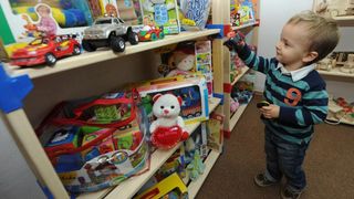 05.02.2014., Knin – Po prvi puta je u gradu otvorena je besplatna knjiznica djecjih igracaka. Projekt su osmislile clanice Ekoudruga Krka-Knin na celu sa Ingom Kukolj i Marijom Ujakovic. Jedini uvjet za uclanjenje u knjiznicu je da djeca donesu neku svo