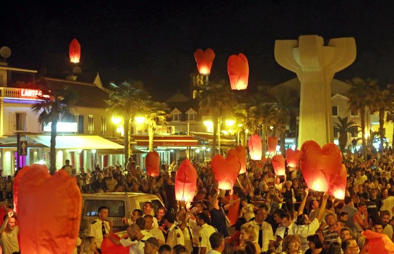 Vodice: Puštanjem lampiona obilježena 10. obljetnica Kornatske tragedije Vodice: Puštanjem lampiona obilježena 10. obljetnica Kornatske tragedije