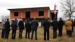 Ervenik: Na obiteljskoj grobnici obilježena 23. obljetnica stradanja obitelji Čengić, foto: Hrvoje Jelavić/PIXSELL