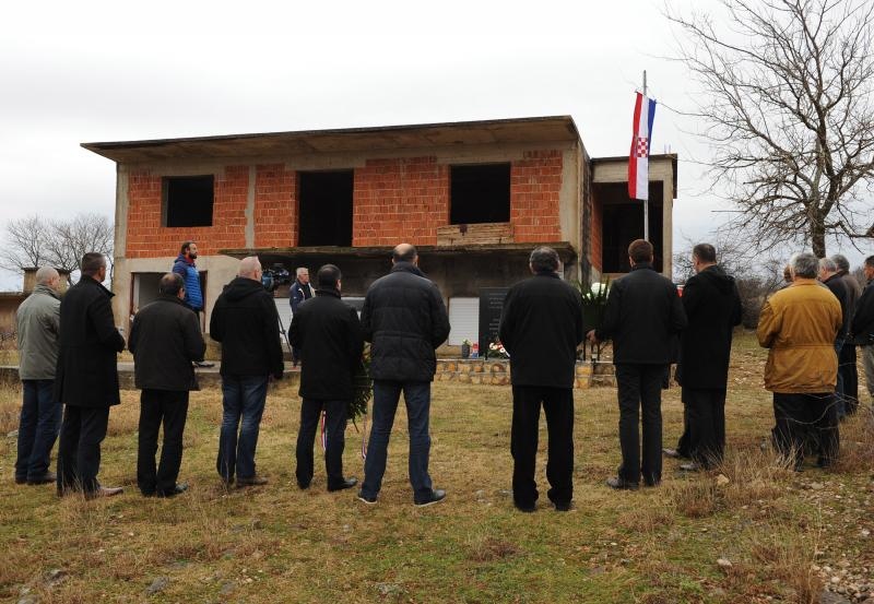 Ervenik: Na obiteljskoj grobnici obilježena 23. obljetnica stradanja obitelji Čengić, foto: Hrvoje Jelavić/PIXSELL