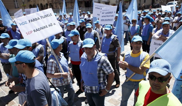 Zagreb, 150513.
Prosvjed u organizaciji Sindikata strojovodja Hrvatske i Sindikata zeljeznicara Hrvatske zapoceo je na Glavnom kolodvoru a zavrsio na Markovom trgu ispred zgrade Vlade RH. U isto vrijeme tocno u podne strajkom upozorenja u HZ Cargo na dva