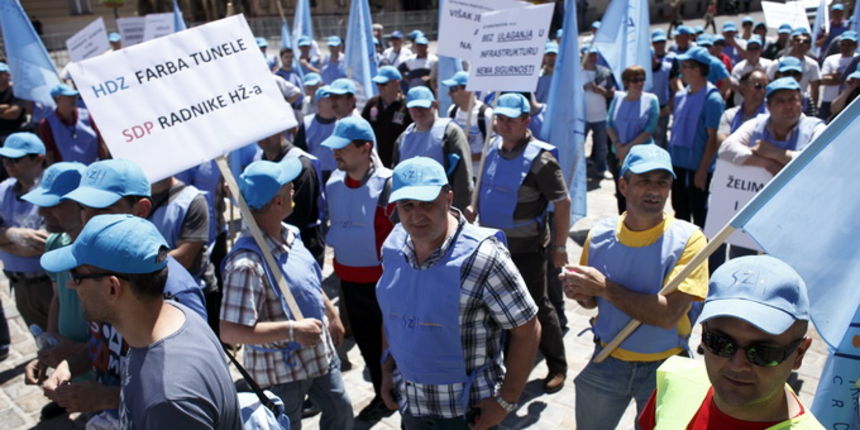 Zagreb, 150513.
Prosvjed u organizaciji Sindikata strojovodja Hrvatske i Sindikata zeljeznicara Hrvatske zapoceo je na Glavnom kolodvoru a zavrsio na Markovom trgu ispred zgrade Vlade RH. U isto vrijeme tocno u podne strajkom upozorenja u HZ Cargo na dva