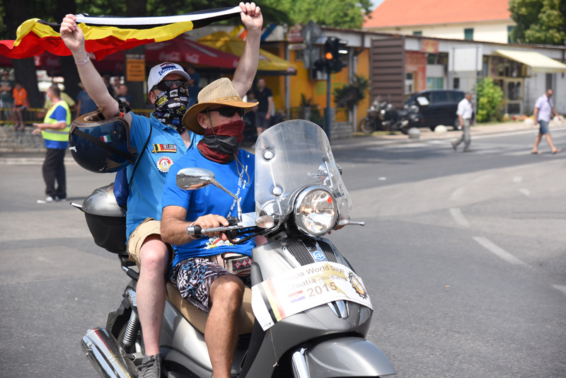 Spektakularni defile vespaša, foto: Vinko Pešić Spektakularni defile vespaša, foto: Vinko Pešić
