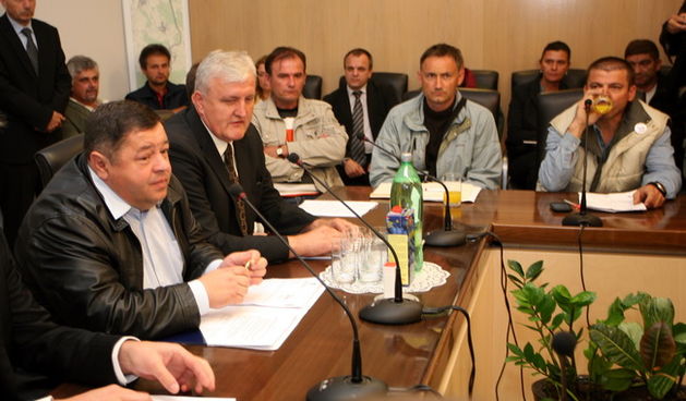 Vukovar, 220610. Ministar Petar Cobankovic danas se sastao sa predstavnicima seljaka i udrugama, u palaci Srijem Vukovarsko – srijemske zupanije na incijativu zupana Boze Galica.  Foto: Damir Glibusic / CROPIX