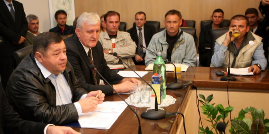 Vukovar, 220610. Ministar Petar Cobankovic danas se sastao sa predstavnicima seljaka i udrugama, u palaci Srijem Vukovarsko – srijemske zupanije na incijativu zupana Boze Galica.  Foto: Damir Glibusic / CROPIX