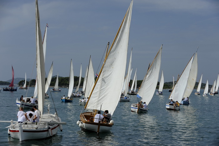Otok Murter, 300912.
Latinsko idro, najveca regata tradicionalnih gajeta, leuta i kaica odrzana je danas u Murteru. Na regati je startalo oko 100 brodova.
Foto: Niksa Stipanicev / CROPIX Otok Murter, 300912.
Latinsko idro, najveca regata tradicionalnih gajeta, leuta i kaica odrzana je danas u Murteru. Na regati je startalo oko 100 brodova.
Foto: Niksa Stipanicev / CROPIX