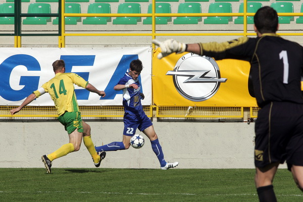 Pula,020411.
Prva HNL na stadionu Aldo Dorsina u Puli izmedju NK Istra 1961 i NK Zadar.
 Prva utakmica Igora Pamica otkako je ponovo trener Istre. Na fotografiji: 14, Dalibor Pauletic i 22, Antonio Mrsic.
Foto: Srecko Niketic / CROPIX