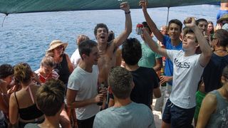 Tunuara 2016 – defile ribarica, spremanje brudeta, demonstracija ribarske vještine i koncert Zorica Kondža. Foto: TZ općine Kali/Adam Vidas Tunuara 2016 – defile ribarica, spremanje brudeta, demonstracija ribarske vještine i koncert Zorica Kondža. Foto: TZ općine Kali/Adam Vidas