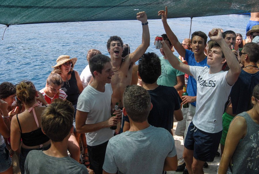 Tunuara 2016 – defile ribarica, spremanje brudeta, demonstracija ribarske vještine i koncert Zorica Kondža. Foto: TZ općine Kali/Adam Vidas Tunuara 2016 – defile ribarica, spremanje brudeta, demonstracija ribarske vještine i koncert Zorica Kondža. Foto: TZ općine Kali/Adam Vidas