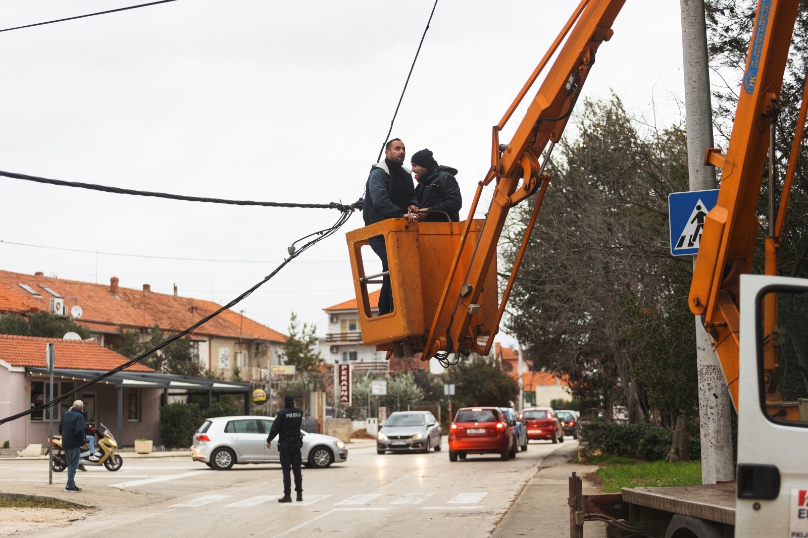 Olujno jugo oborilo stablo i električni stup