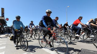 Zadar, 130413.
U 13 sati je s Obale kneza Branimira startala osma po redu biciklijada na relaciji Zadar – Vir u kojoj sudjeluje 300-tinjak biciklista. Po dolasku u Vir ih ocekuje rucak i nagrade za najbrze.
Na fotografiji: detalj sa starata biciklijade.
F