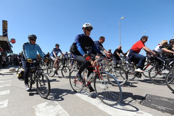 Zadar, 130413.
U 13 sati je s Obale kneza Branimira startala osma po redu biciklijada na relaciji Zadar – Vir u kojoj sudjeluje 300-tinjak biciklista. Po dolasku u Vir ih ocekuje rucak i nagrade za najbrze.
Na fotografiji: detalj sa starata biciklijade.
F
