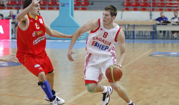 Makarska, 100710. Dvorana GSC. Europsko prvenstvo u kosarci za muske do 20 godina (U-20). Utakmica Hrvatska – Spanjolska. Na slici Sime Olivari. Foto: Ivo Ravlic / CROPIX