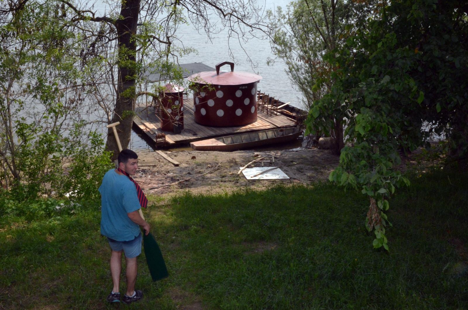 Uskoci: Dok plovimo na splavi, boravimo u loncima – otac i tri sina vlasnici zanimljivog plovila Uskoci: Dok plovimo na splavi, boravimo u loncima – otac i tri sina vlasnici zanimljivog plovila