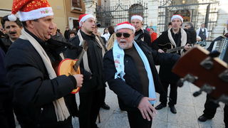 Zadar, 241212.
Na danasnji dan kao i svake godine u ovo vrijeme, cijeli Poluotok, a pogotovo Varos, pun je Zadrana koji uzivaju u bakalaru i druzenju s obitelji i prijateljima. Kroz citav grad prolaze klape i sviraci pjevajuci prigodne pjesme.
Na fotograf Zadar, 241212.
Na danasnji dan kao i svake godine u ovo vrijeme, cijeli Poluotok, a pogotovo Varos, pun je Zadrana koji uzivaju u bakalaru i druzenju s obitelji i prijateljima. Kroz citav grad prolaze klape i sviraci pjevajuci prigodne pjesme.
Na fotograf