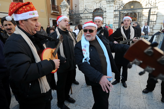 Zadar, 241212.
Na danasnji dan kao i svake godine u ovo vrijeme, cijeli Poluotok, a pogotovo Varos, pun je Zadrana koji uzivaju u bakalaru i druzenju s obitelji i prijateljima. Kroz citav grad prolaze klape i sviraci pjevajuci prigodne pjesme.
Na fotograf Zadar, 241212.
Na danasnji dan kao i svake godine u ovo vrijeme, cijeli Poluotok, a pogotovo Varos, pun je Zadrana koji uzivaju u bakalaru i druzenju s obitelji i prijateljima. Kroz citav grad prolaze klape i sviraci pjevajuci prigodne pjesme.
Na fotograf