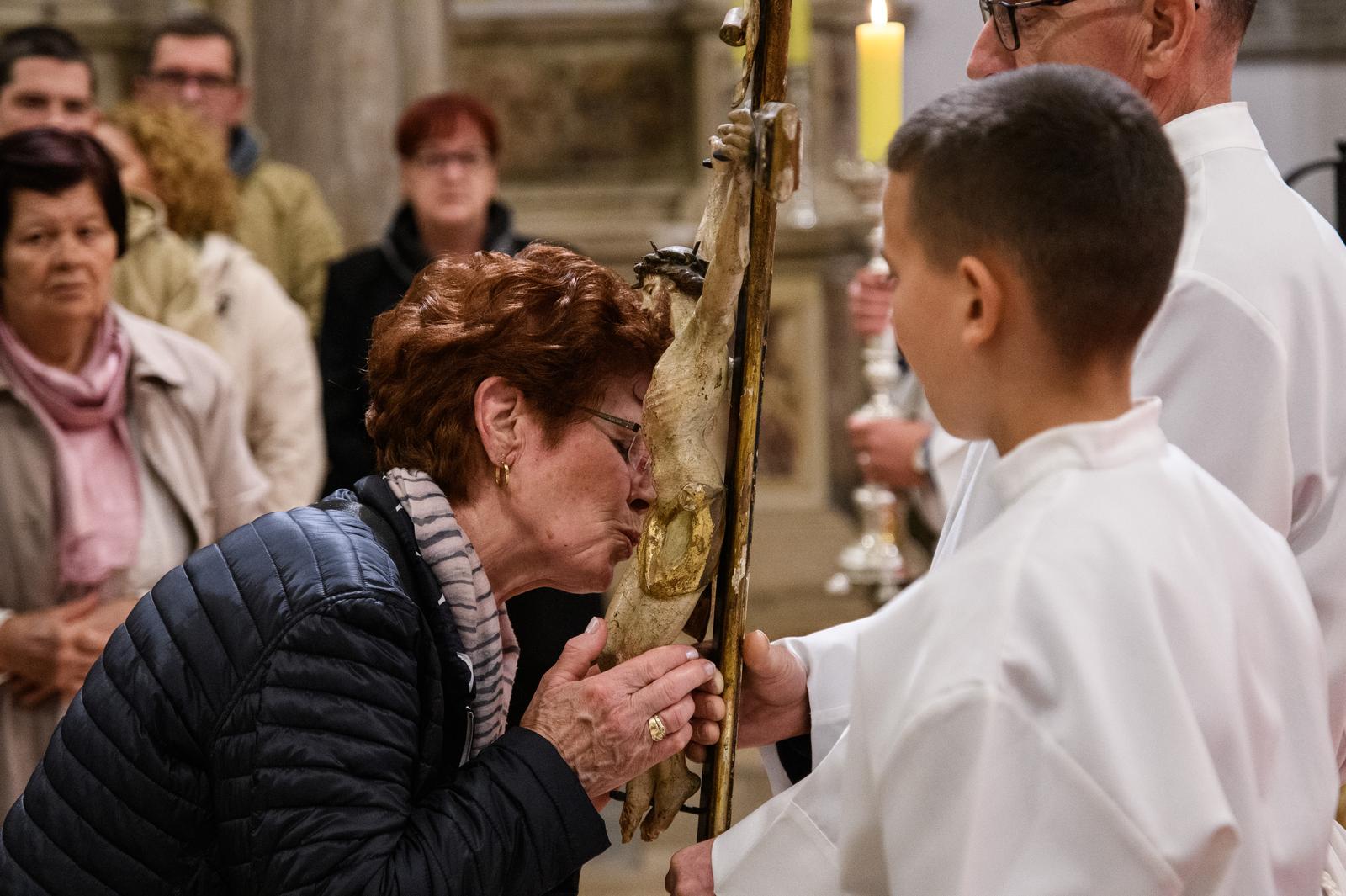 Nadbiskup Zgrablić predvodio Službu Muke Gospodnje u katedrali sv. Stošije Nadbiskup Zgrablić predvodio Službu Muke Gospodnje u katedrali sv. Stošije