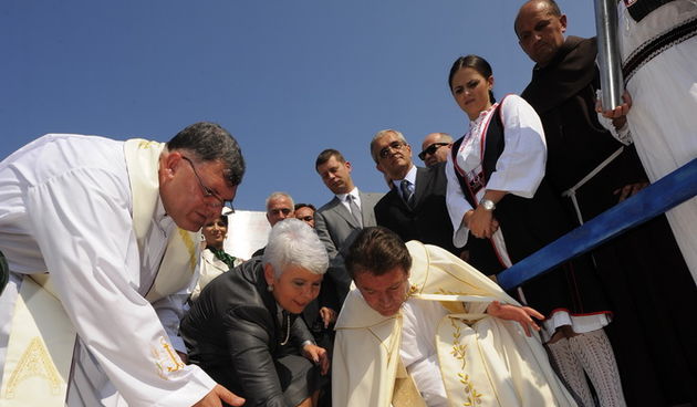 Knin, 250911.
Postavljanje kamena temeljca za gradnju Pastoralnog centra Gospe velikog Hrvatskog krsnog zavjeta na prostoru bivse vojarne Senjak u Kninu
Na slici: premijerka Jadranka Kosor
Foto: Niksa Stipanicev / CROPIX