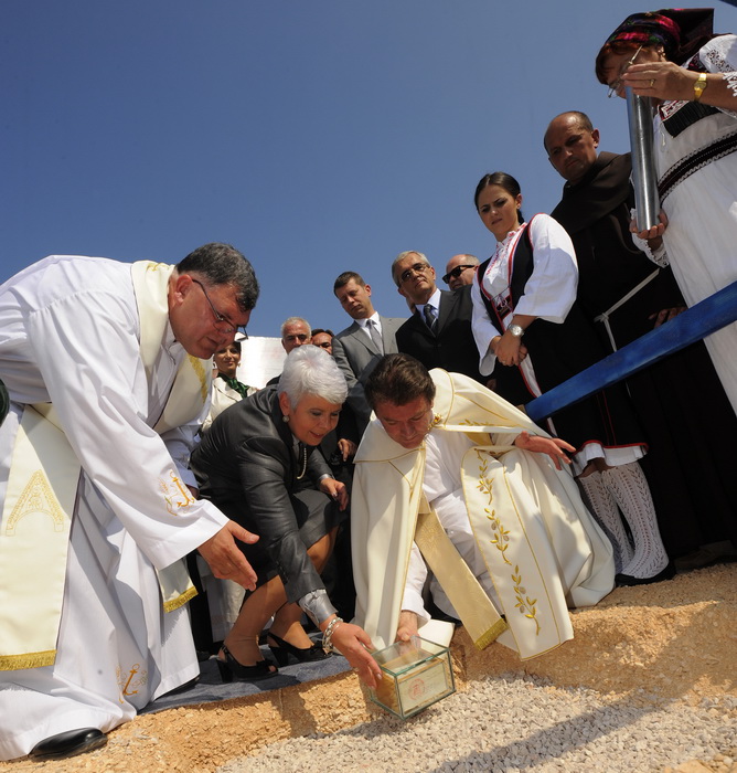 Knin, 250911.
Postavljanje kamena temeljca za gradnju Pastoralnog centra Gospe velikog Hrvatskog krsnog zavjeta na prostoru bivse vojarne Senjak u Kninu
Na slici: premijerka Jadranka Kosor
Foto: Niksa Stipanicev / CROPIX Knin, 250911.
Postavljanje kamena temeljca za gradnju Pastoralnog centra Gospe velikog Hrvatskog krsnog zavjeta na prostoru bivse vojarne Senjak u Kninu
Na slici: premijerka Jadranka Kosor
Foto: Niksa Stipanicev / CROPIX