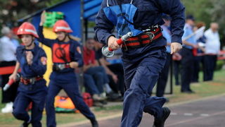 Zadar, 290912
Atletska staza SC Visnjik.
Odrzano VI. drzavno natjecanje vatrogasaca republike Hrvatske. Domacin je Vatrogasna zajednica Zupanije Zadarske.
Foto: Luka Gerlanc / CROPIX Zadar, 290912
Atletska staza SC Visnjik.
Odrzano VI. drzavno natjecanje vatrogasaca republike Hrvatske. Domacin je Vatrogasna zajednica Zupanije Zadarske.
Foto: Luka Gerlanc / CROPIX