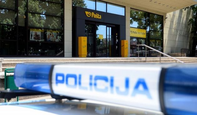 Pljacka poslovnice Poste u Branimirovoj 4, policija na mjestu zlocina. Photo: Marko Prpic/PIXSELL