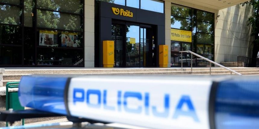 Pljacka poslovnice Poste u Branimirovoj 4, policija na mjestu zlocina. Photo: Marko Prpic/PIXSELL Pljacka poslovnice Poste u Branimirovoj 4, policija na mjestu zlocina. Photo: Marko Prpic/PIXSELL